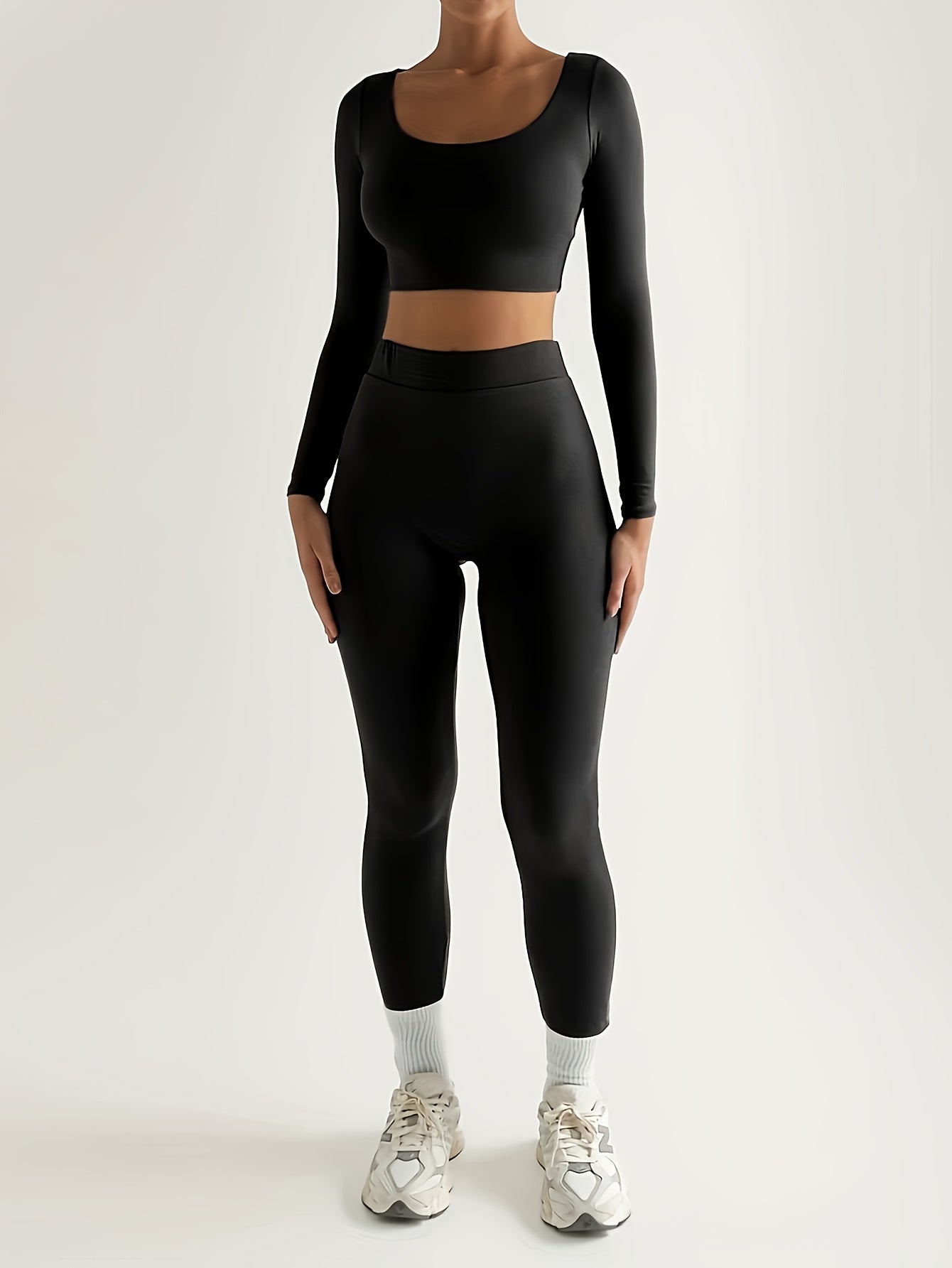 Ensemble de sport composé d'un crop top à manches longues et d'un pantalon skinny taille haute