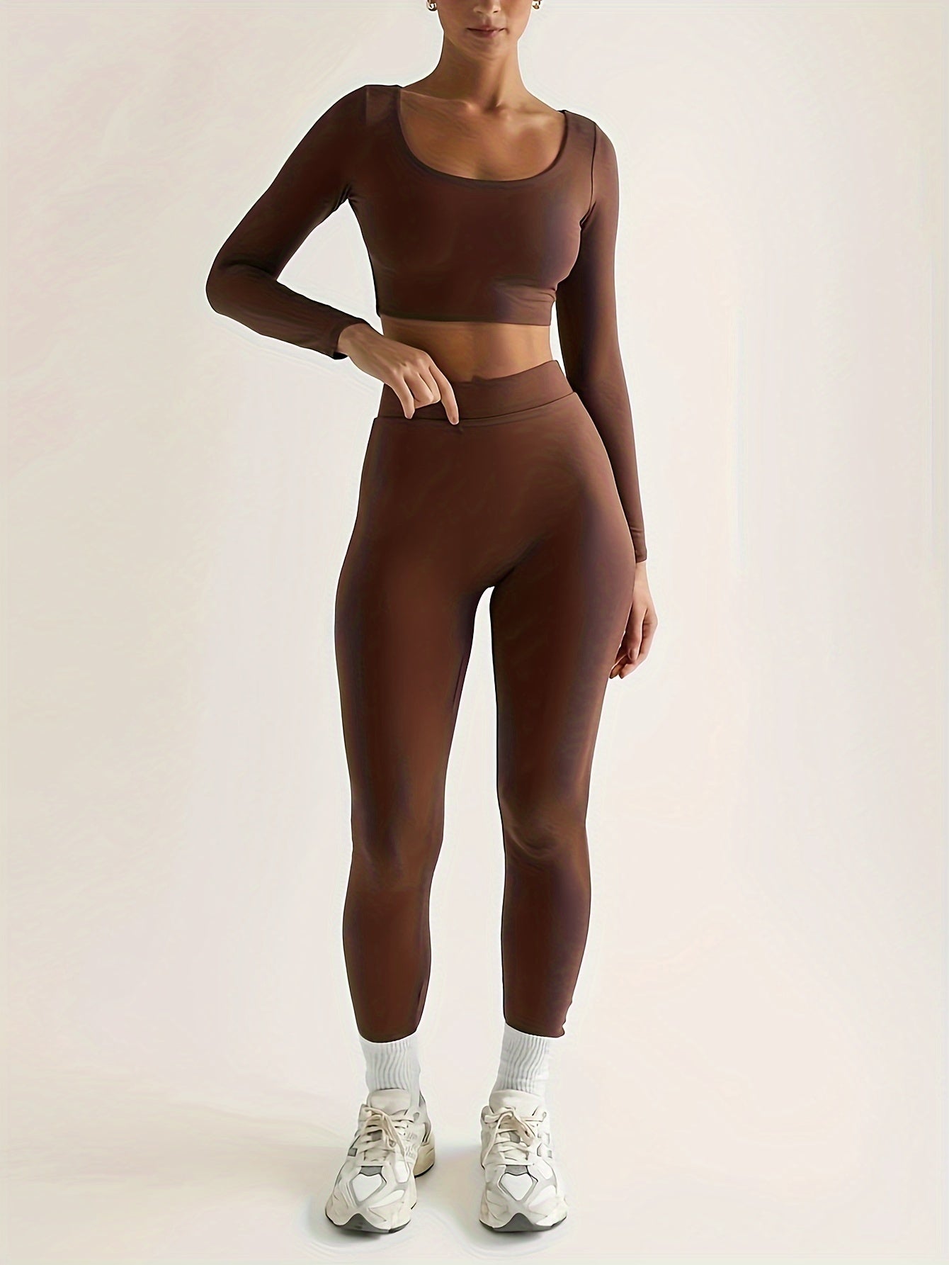 Ensemble de sport composé d'un crop top à manches longues et d'un pantalon skinny taille haute