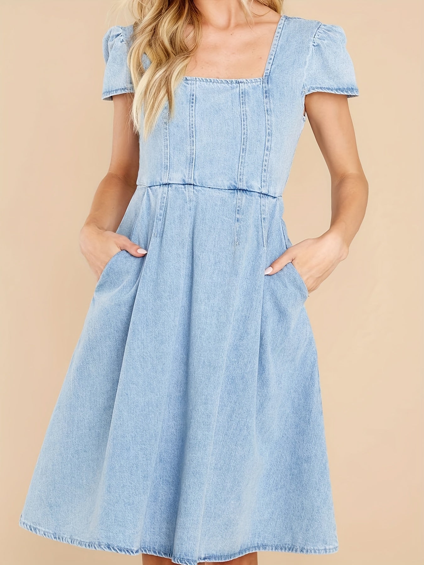 Robe en jean bleue à col carré