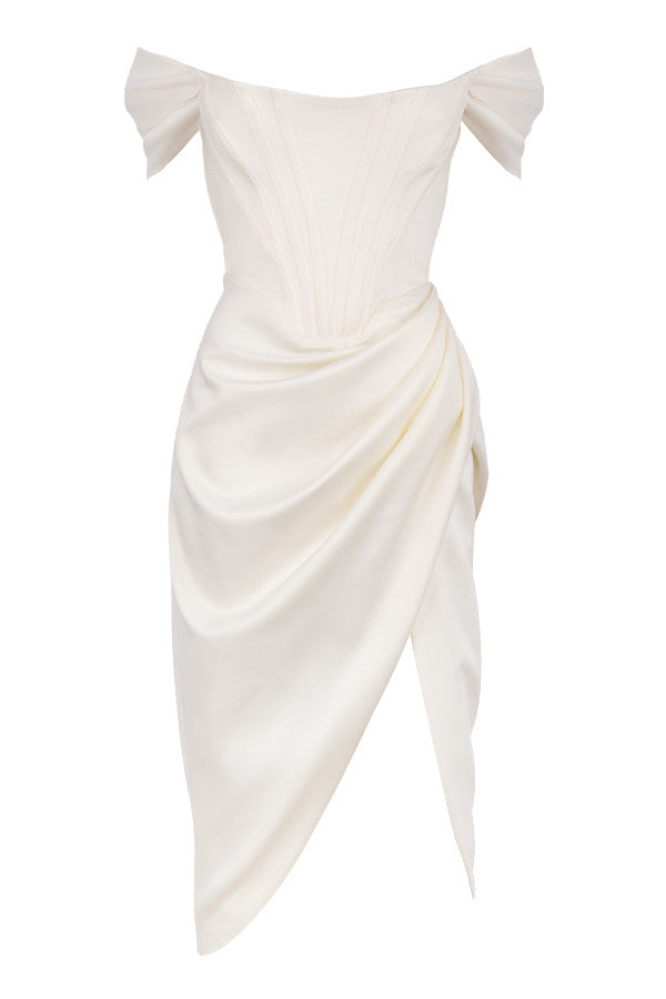 Robe en satin à épaules dénudées