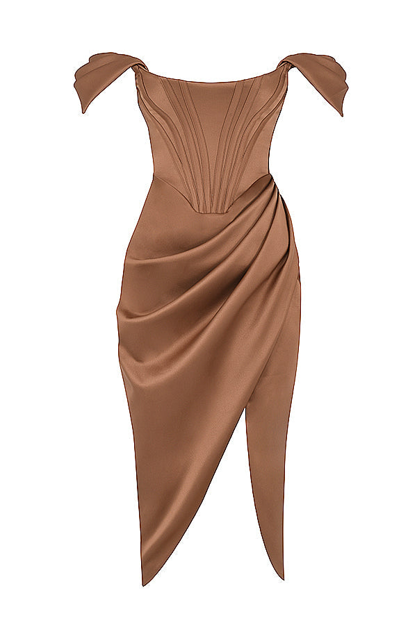 Robe en satin à épaules dénudées
