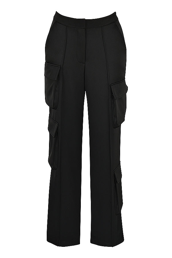 Corset long en satin noir avec pantalon cargo droit