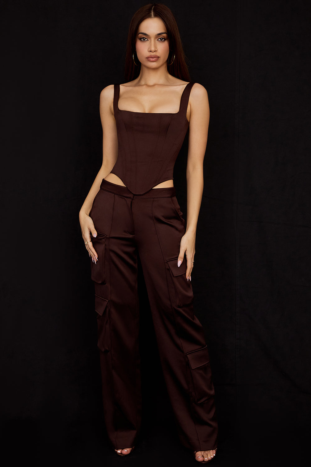 Corset long en satin chocolat avec pantalon cargo