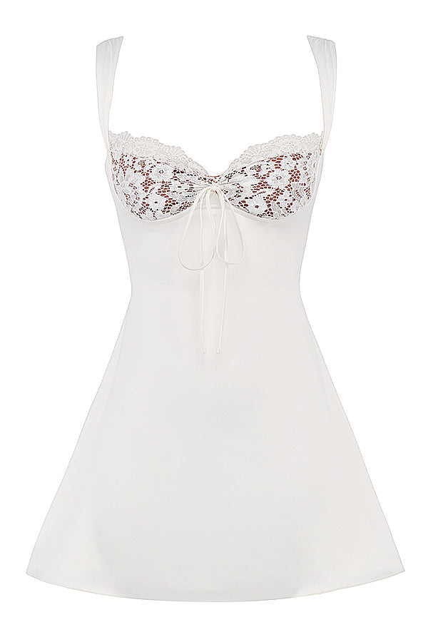 Mini-robe en satin et dentelle
