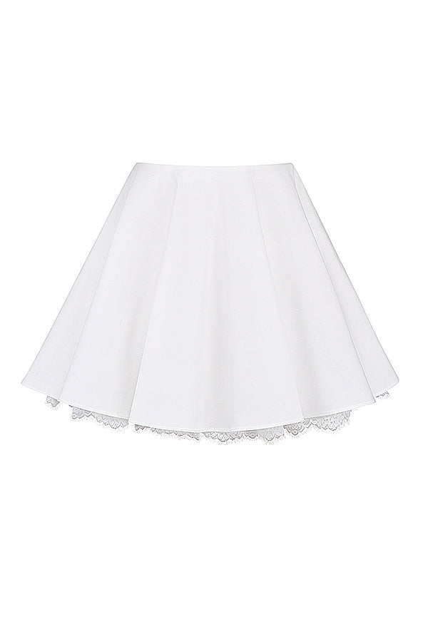 Top blanc à manches bouffantes et mini jupe avec nàud
