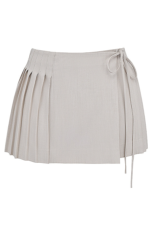 Haut plissé blanc avec mini-jupe portefeuille plissée Stone