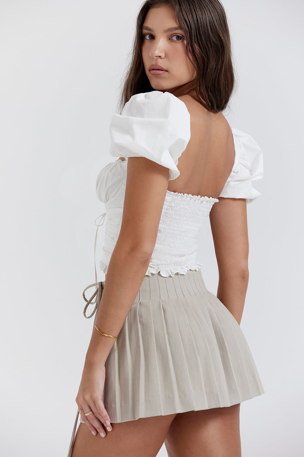 Haut plissé blanc avec mini-jupe portefeuille plissée Stone