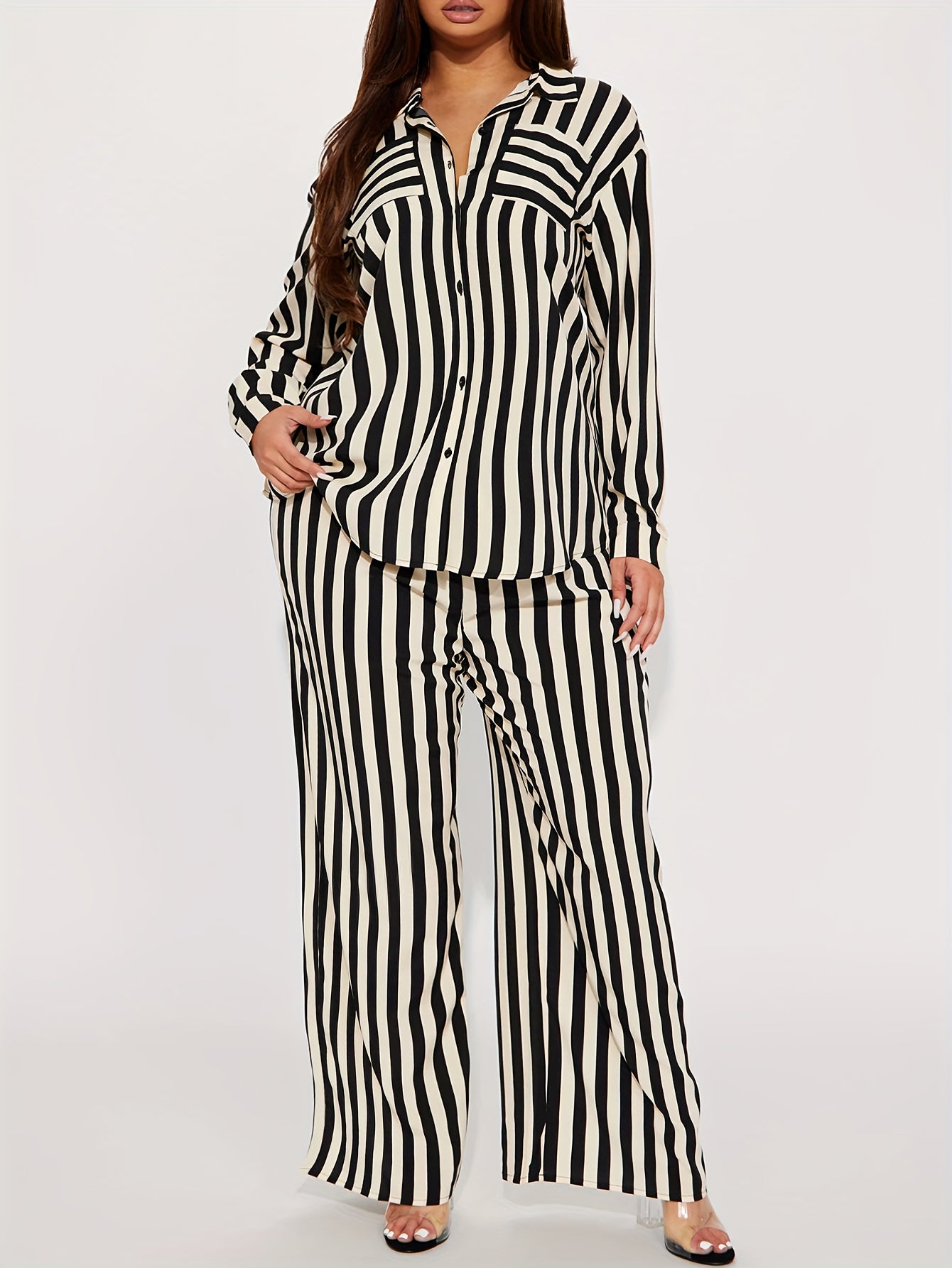 Ensemble composé d'une chemise rayée à manches longues et d'un pantalon large