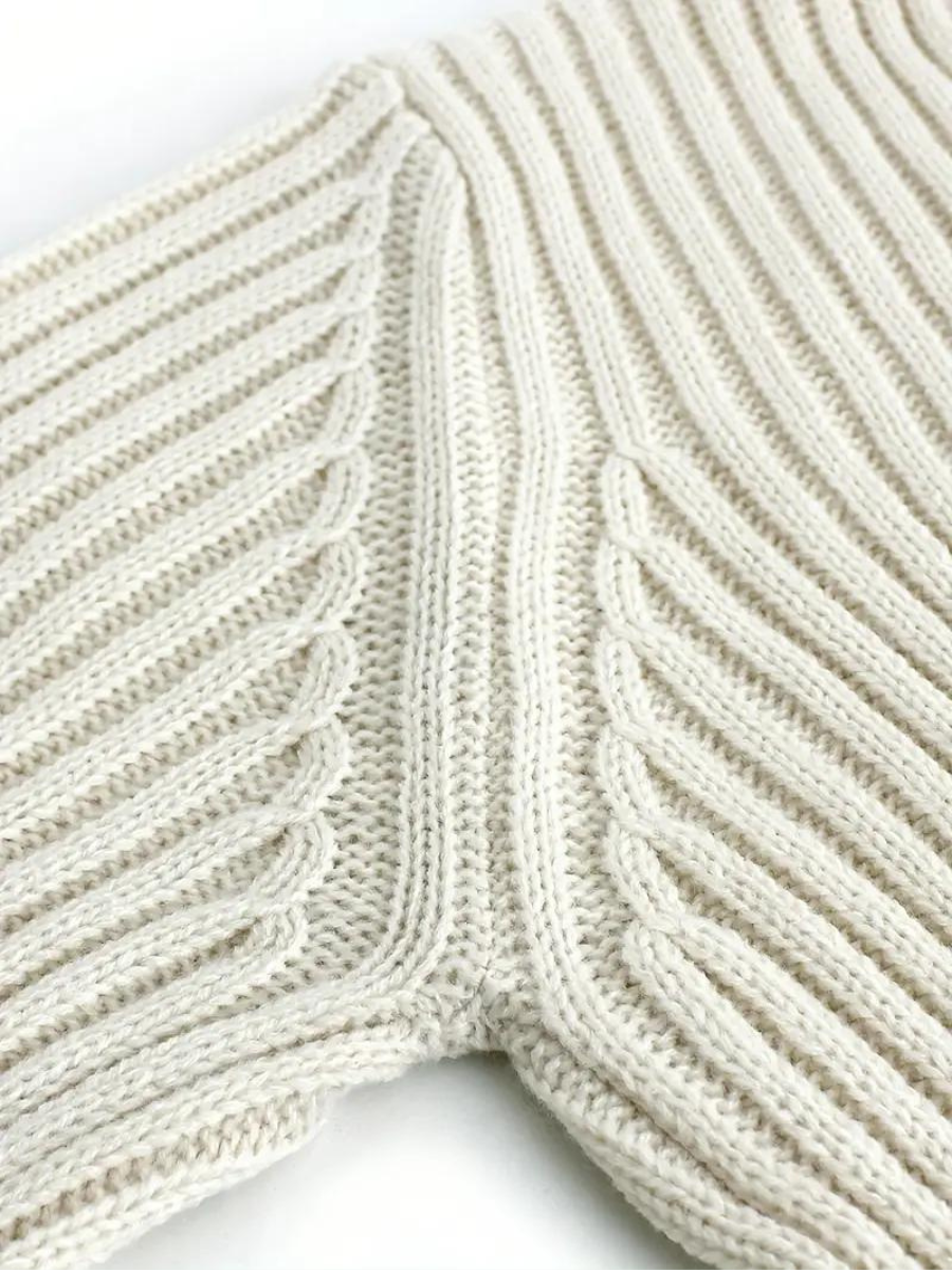 pull en maille côtelée à encolure asymétrique