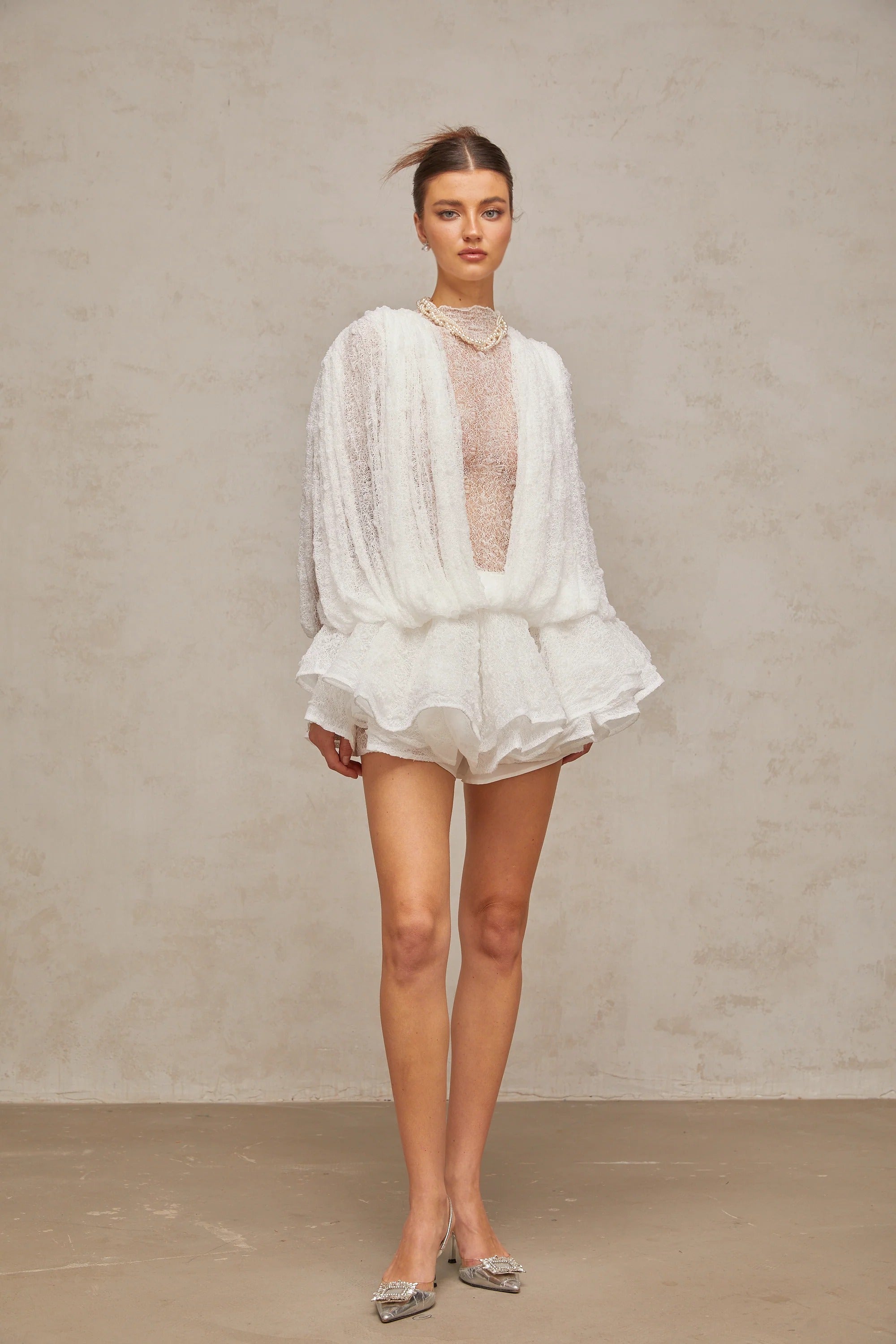 Mini Robe Blanche à Manches Longues et Volants en Dentelle