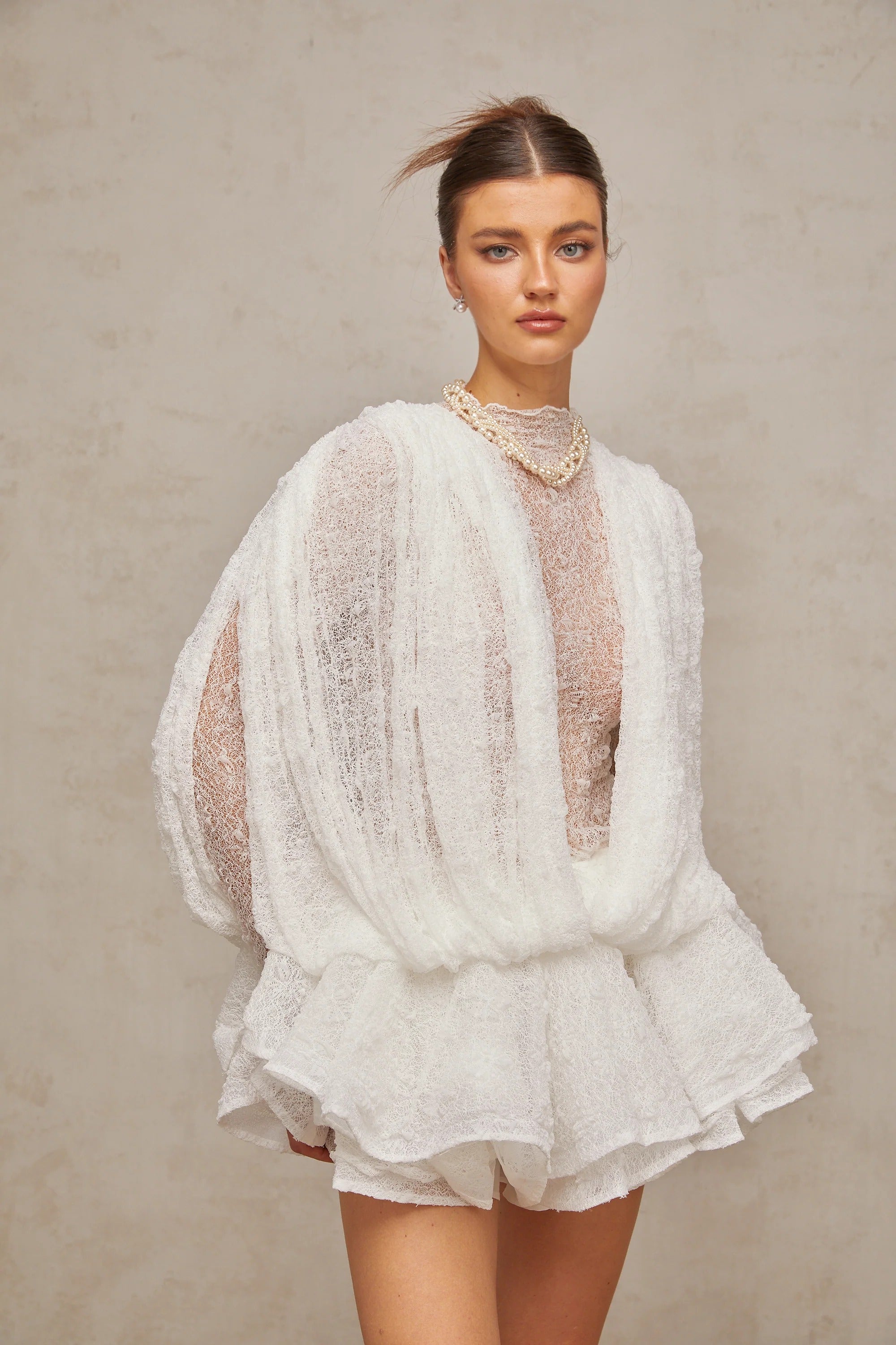 Mini Robe Blanche à Manches Longues et Volants en Dentelle