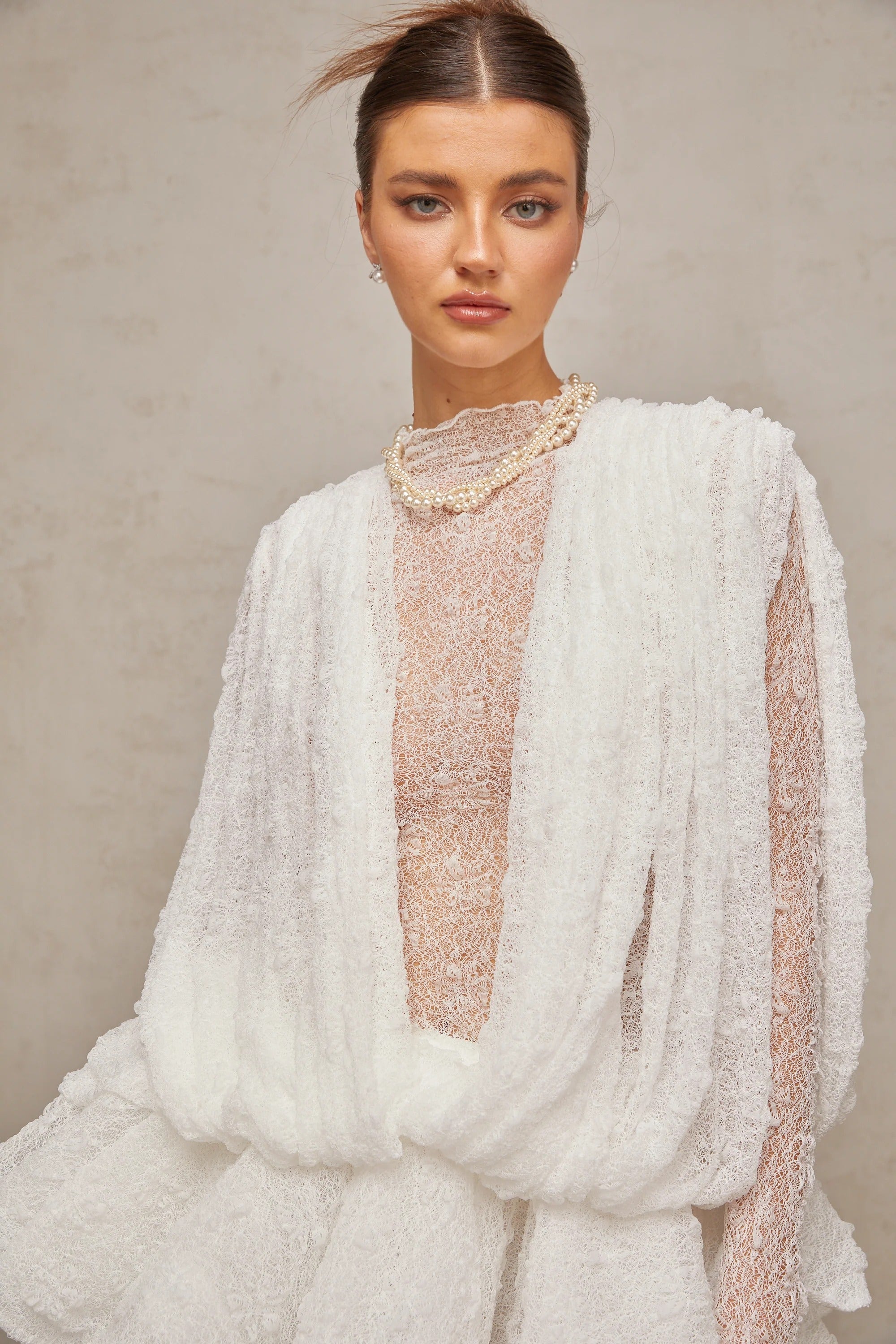 Mini Robe Blanche à Manches Longues et Volants en Dentelle