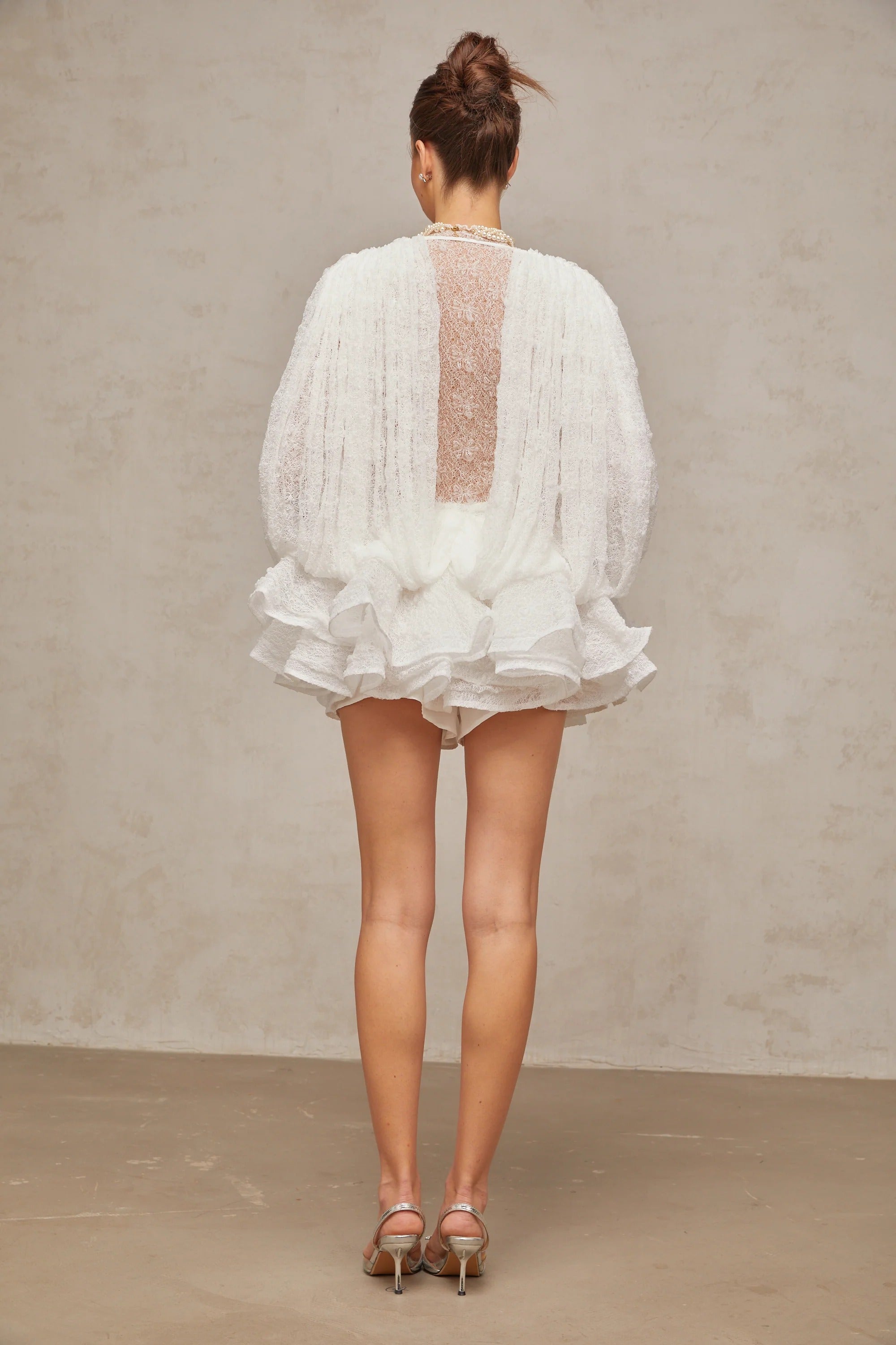 Mini Robe Blanche à Manches Longues et Volants en Dentelle