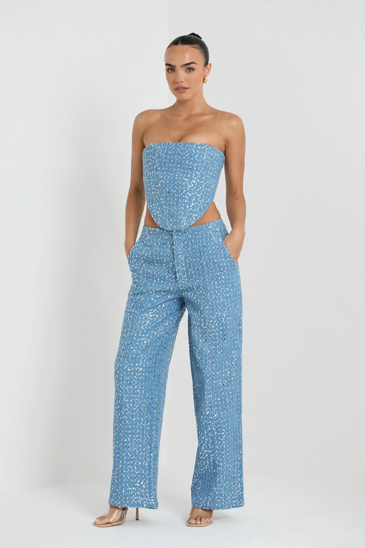 Top tube bleu à paillettes et pantalon large à paillettes