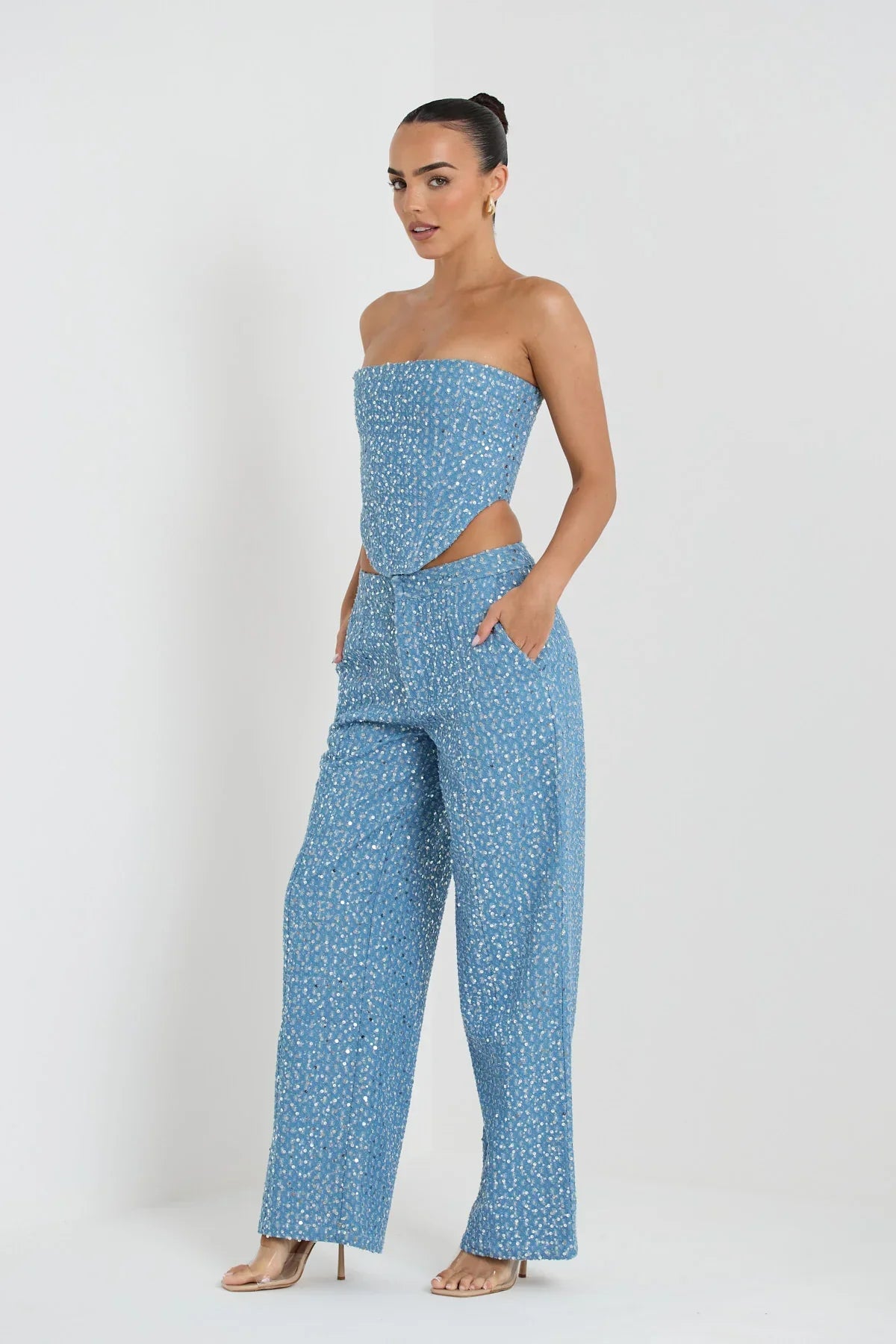Top tube bleu à paillettes et pantalon large à paillettes