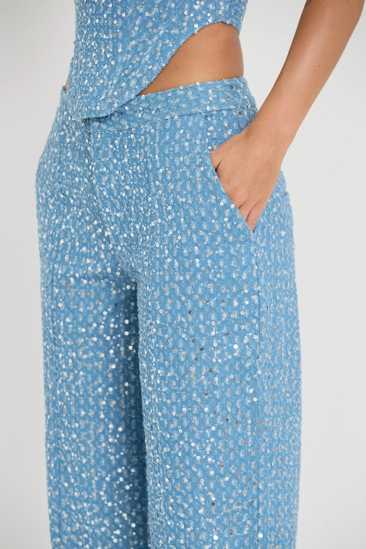Top tube bleu à paillettes et pantalon large à paillettes