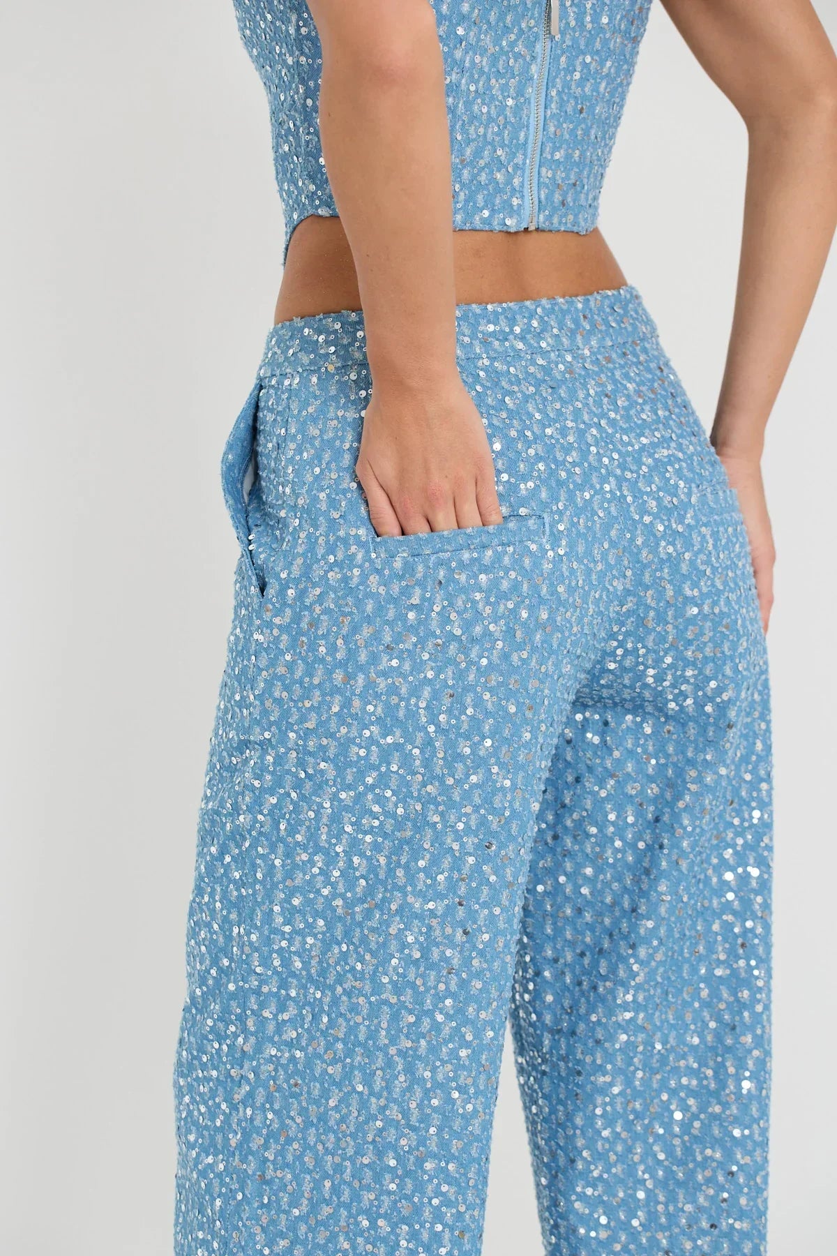 Top tube bleu à paillettes et pantalon large à paillettes