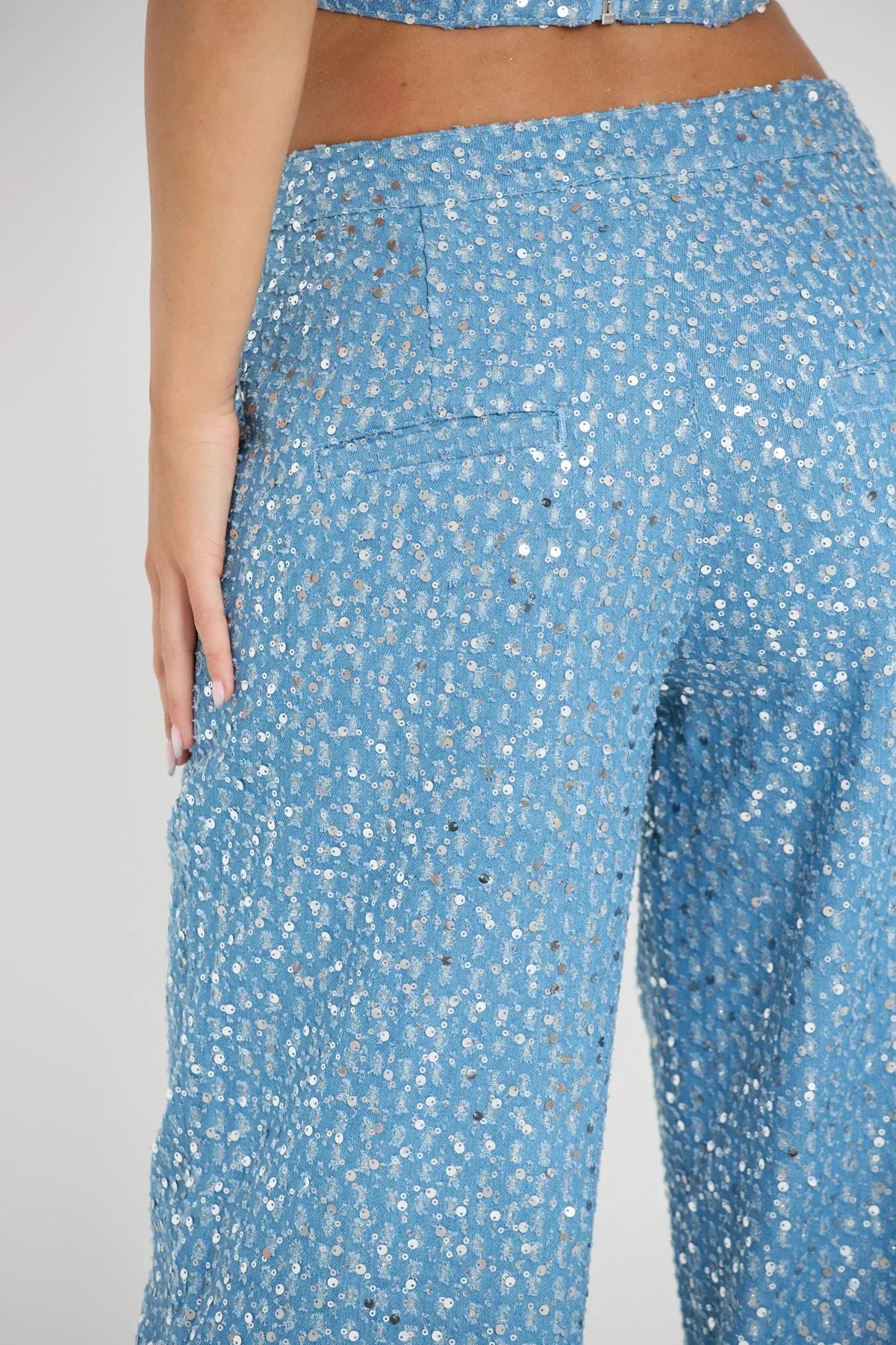 Top tube bleu à paillettes et pantalon large à paillettes
