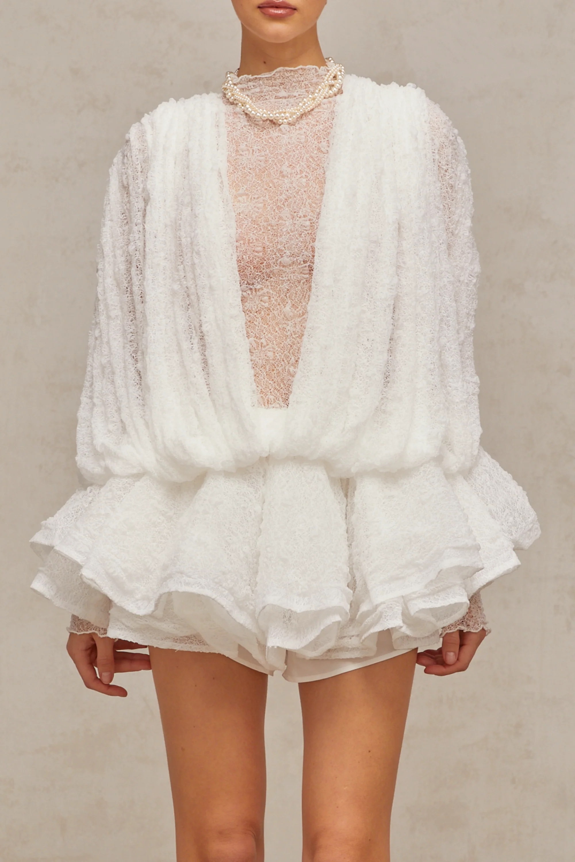 Mini Robe Blanche à Manches Longues et Volants en Dentelle