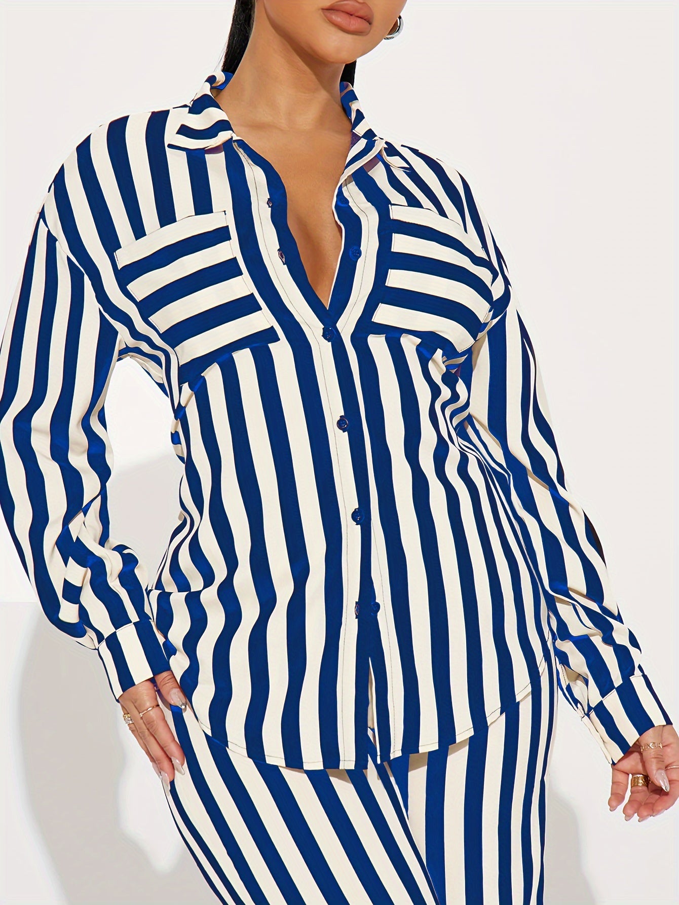 Ensemble composé d'une chemise rayée à manches longues et d'un pantalon large