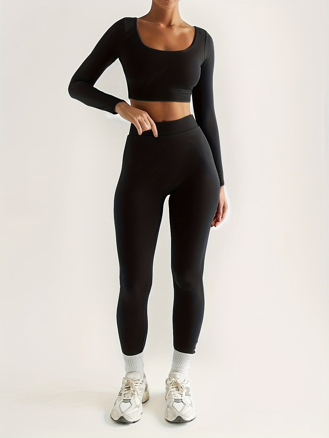 Ensemble de sport composé d'un crop top à manches longues et d'un pantalon skinny taille haute