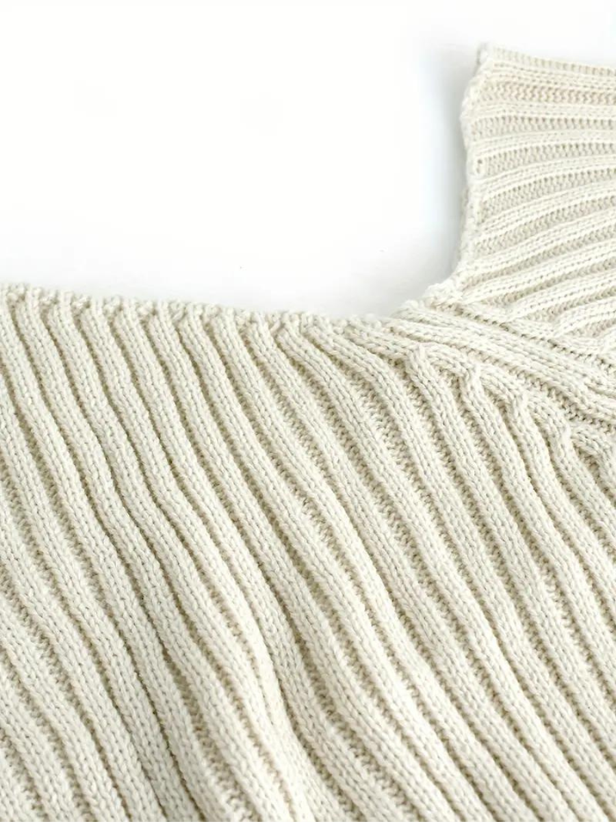 pull en maille côtelée à encolure asymétrique