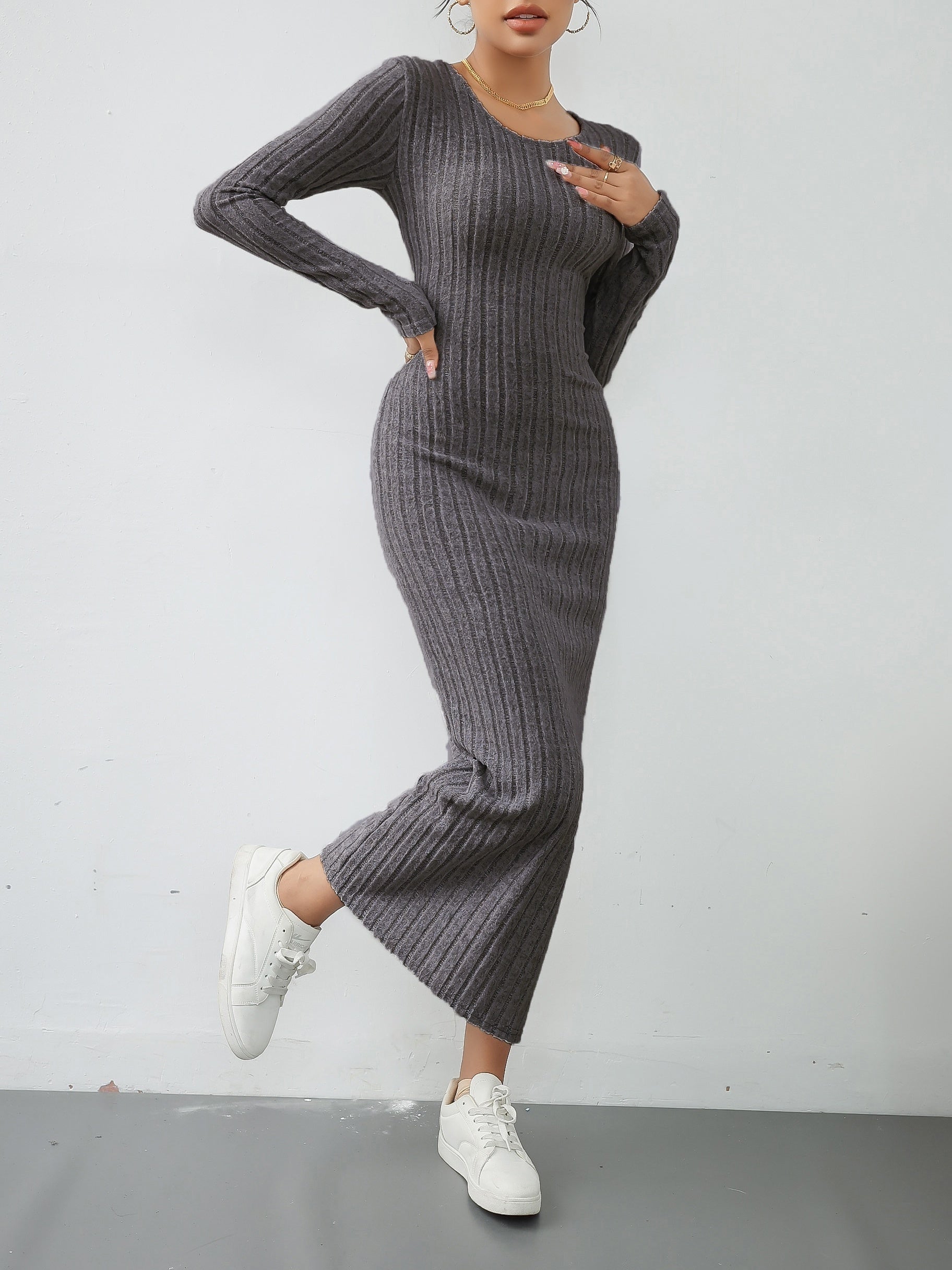 Robe côtelée grise élégante avec fente
