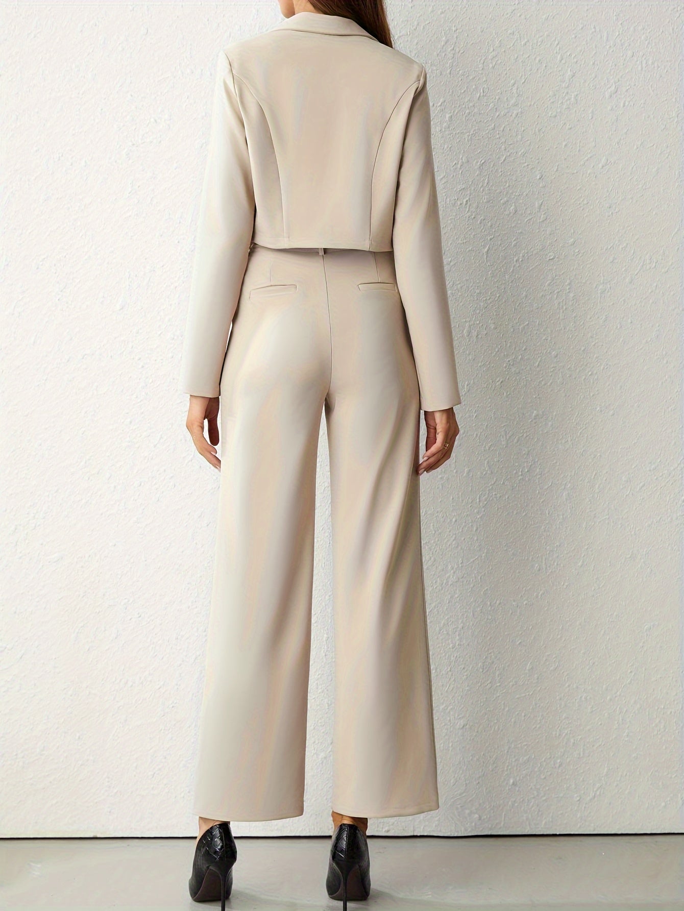 Élégant blazer à revers beige et pantalon droit