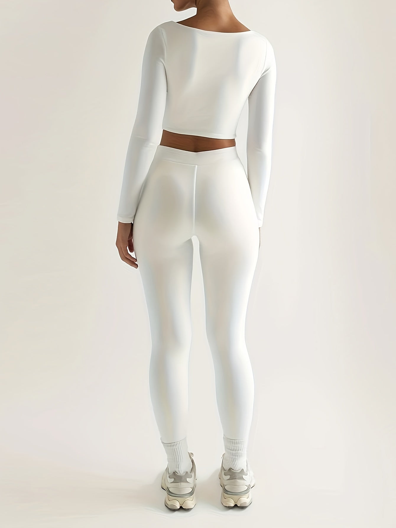 Ensemble de sport composé d'un crop top à manches longues et d'un pantalon skinny taille haute