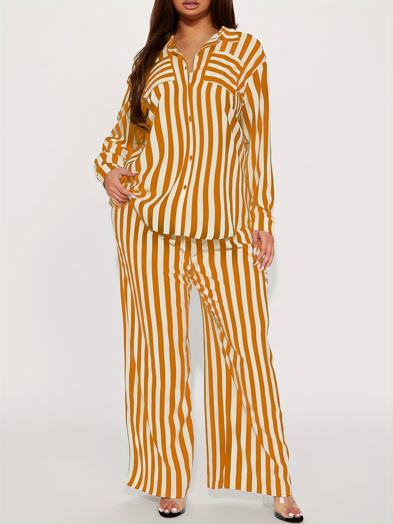 Ensemble composé d'une chemise rayée à manches longues et d'un pantalon large