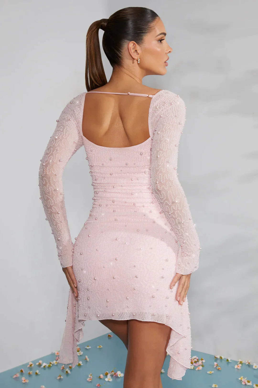 Mini-robe à manches longues ornée d'un décolleté drapé en rose clair