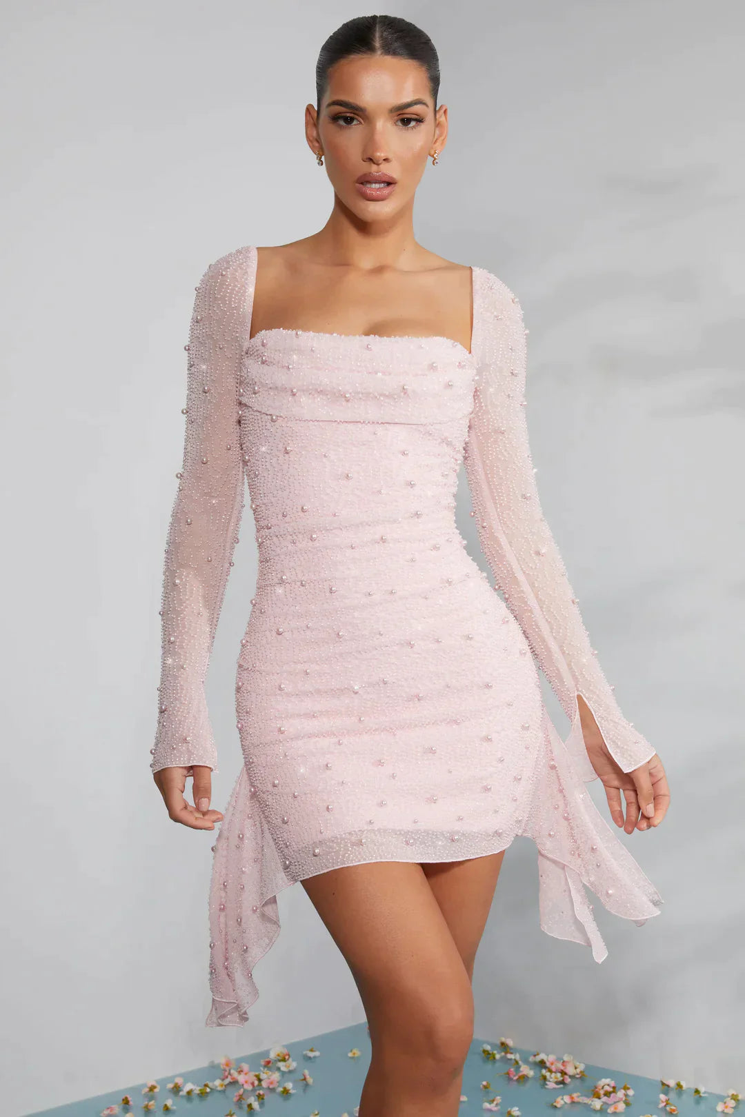 Mini-robe à manches longues ornée d'un décolleté drapé en rose clair