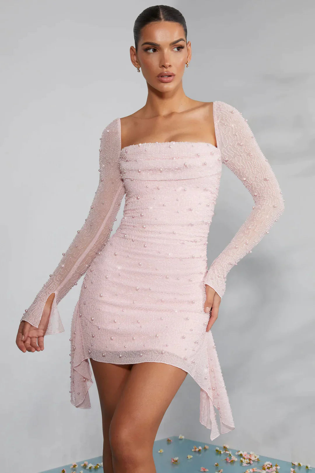 Mini-robe à manches longues ornée d'un décolleté drapé en rose clair