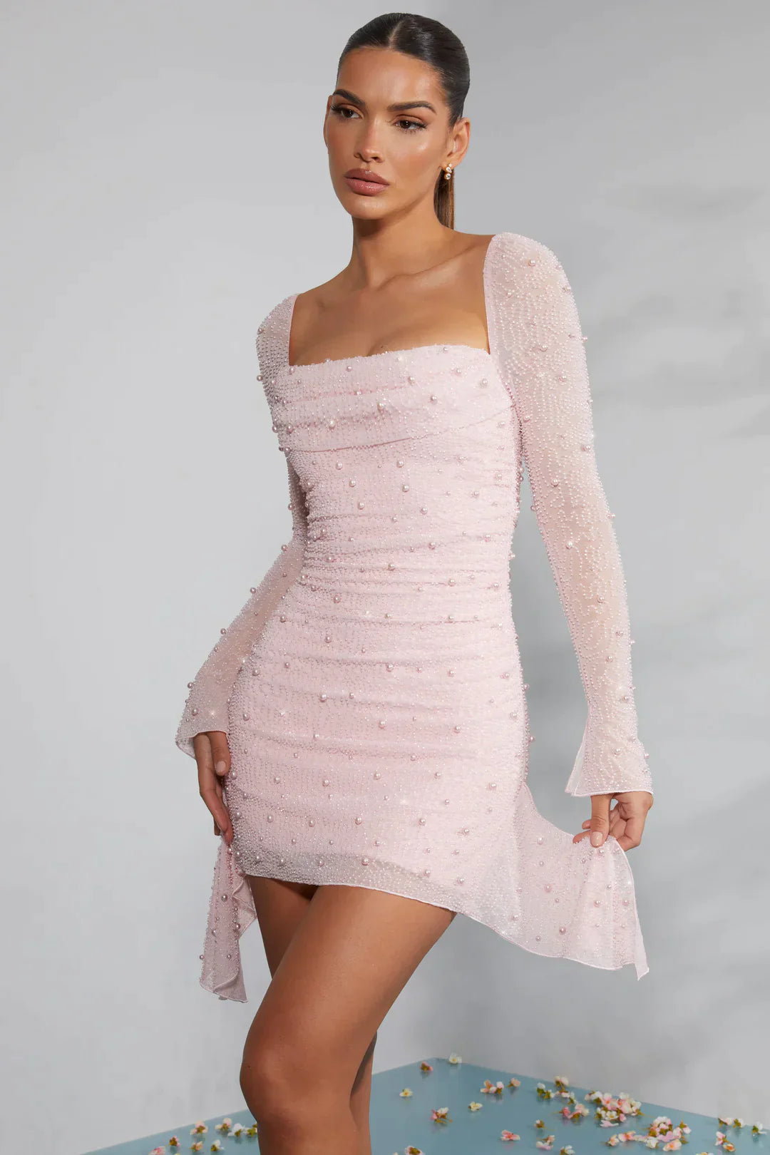 Mini-robe à manches longues ornée d'un décolleté drapé en rose clair
