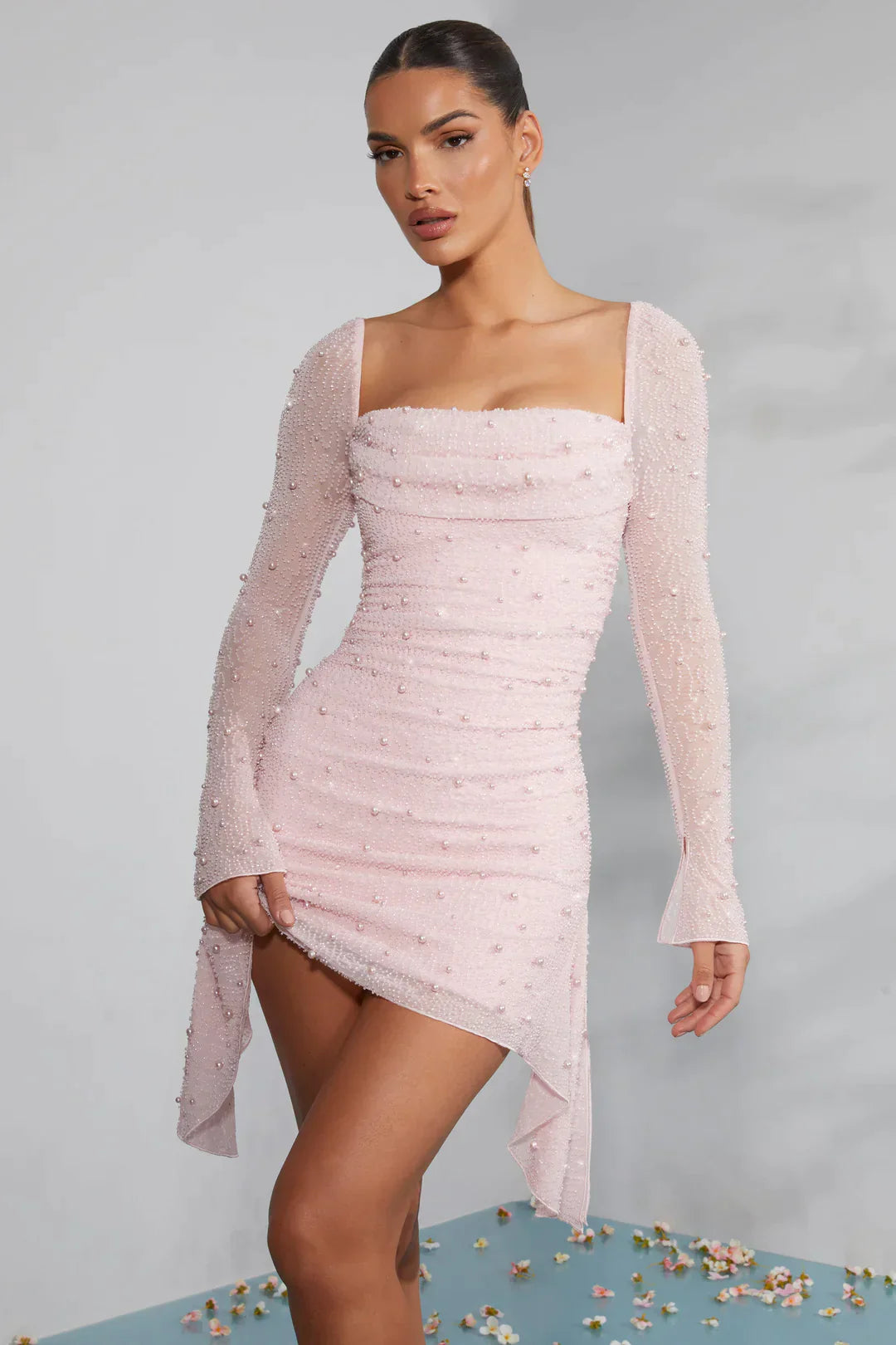 Mini-robe à manches longues ornée d'un décolleté drapé en rose clair