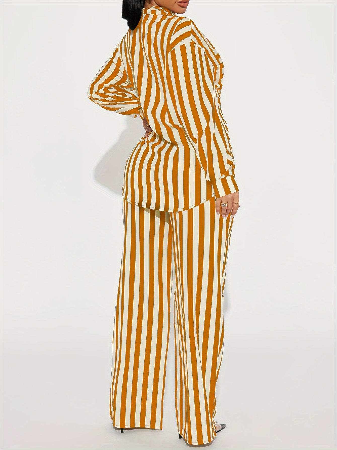 Ensemble composé d'une chemise rayée à manches longues et d'un pantalon large