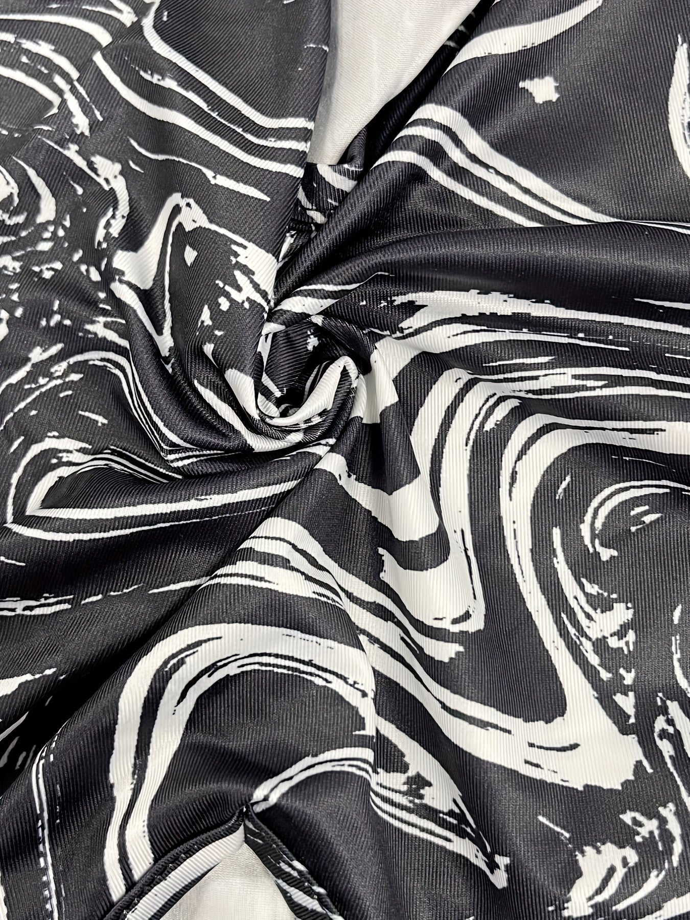 L'ensemble comprend un haut court croisé et une mini-jupe tie-dye