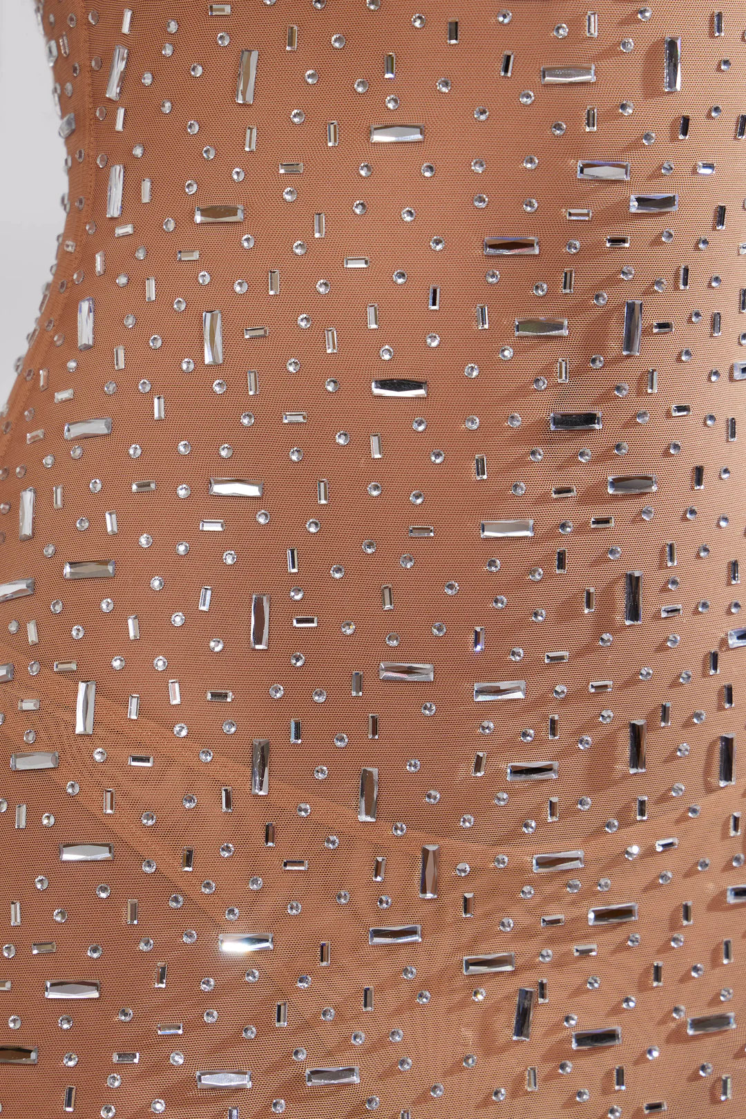 Robe de soirée transparente décorée à encolure ronde en amande