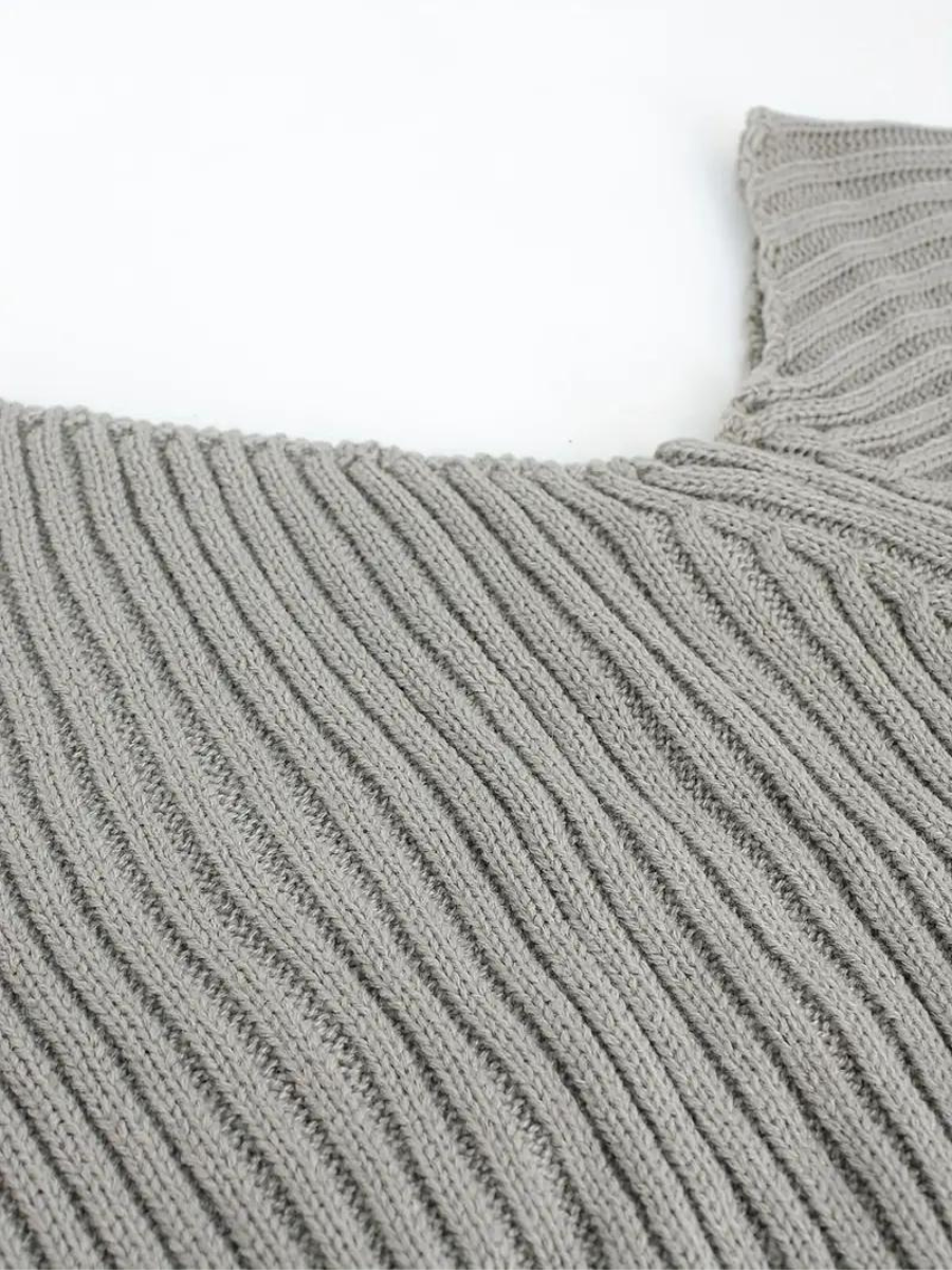pull en maille côtelée à encolure asymétrique