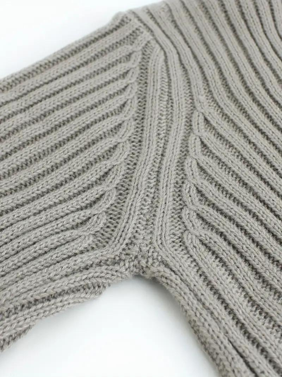 pull en maille côtelée à encolure asymétrique