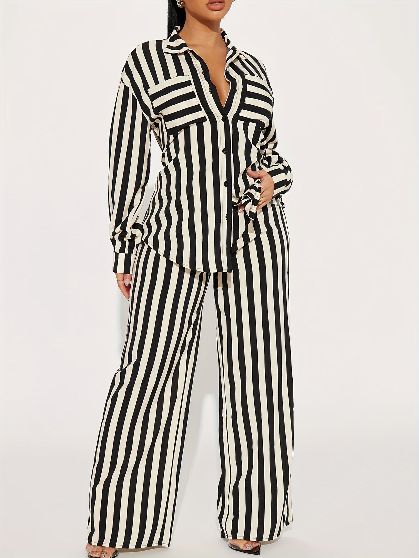 Ensemble composé d'une chemise rayée à manches longues et d'un pantalon large