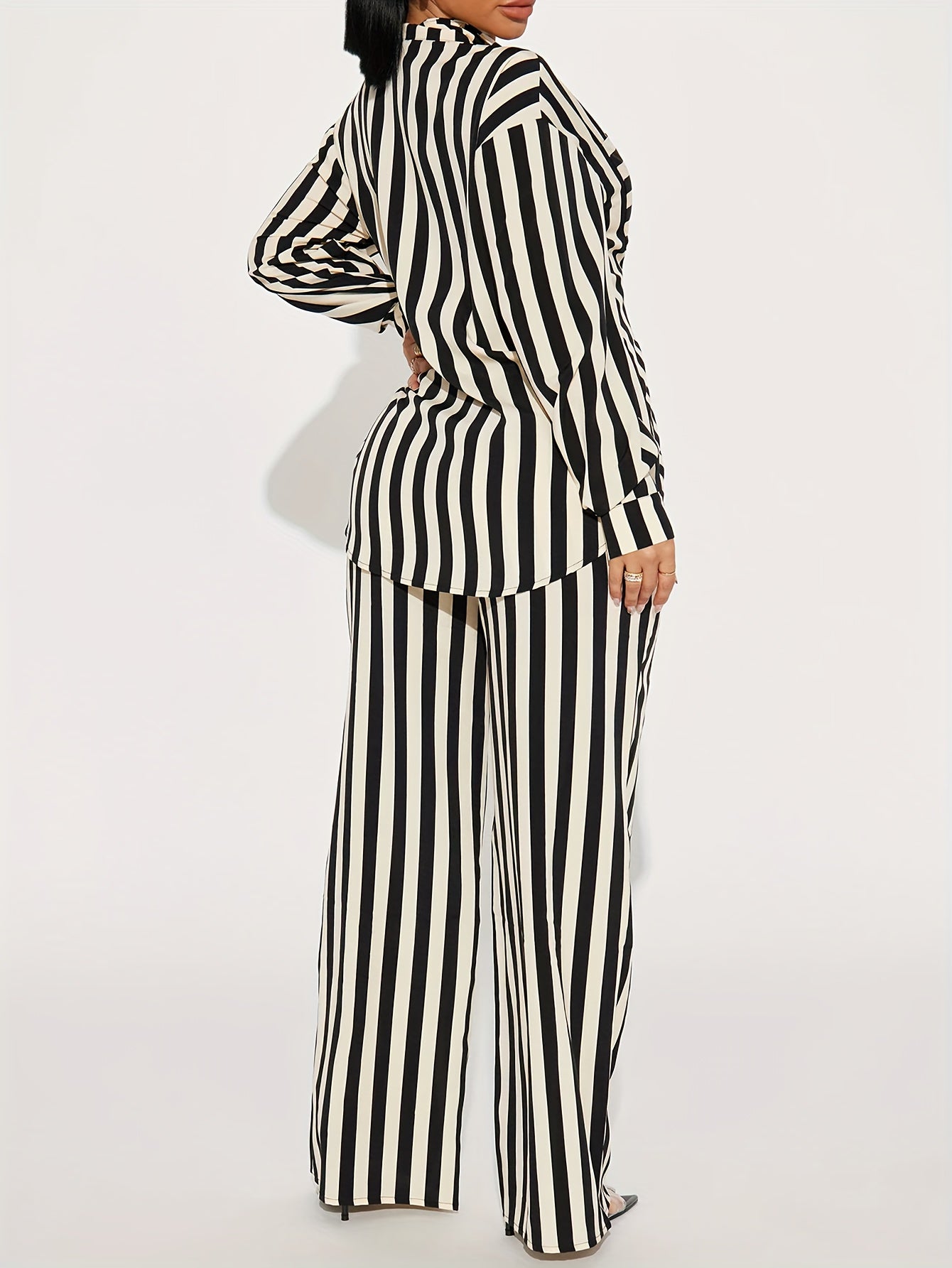Ensemble composé d'une chemise rayée à manches longues et d'un pantalon large