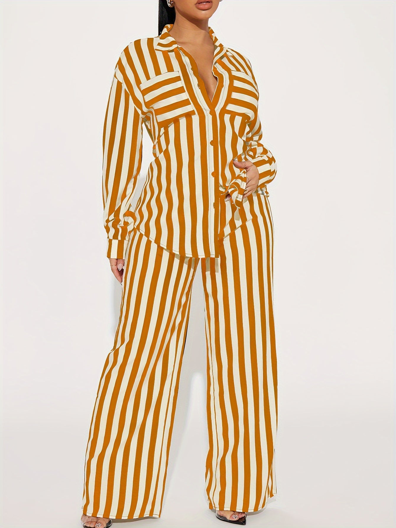 Ensemble composé d'une chemise rayée à manches longues et d'un pantalon large