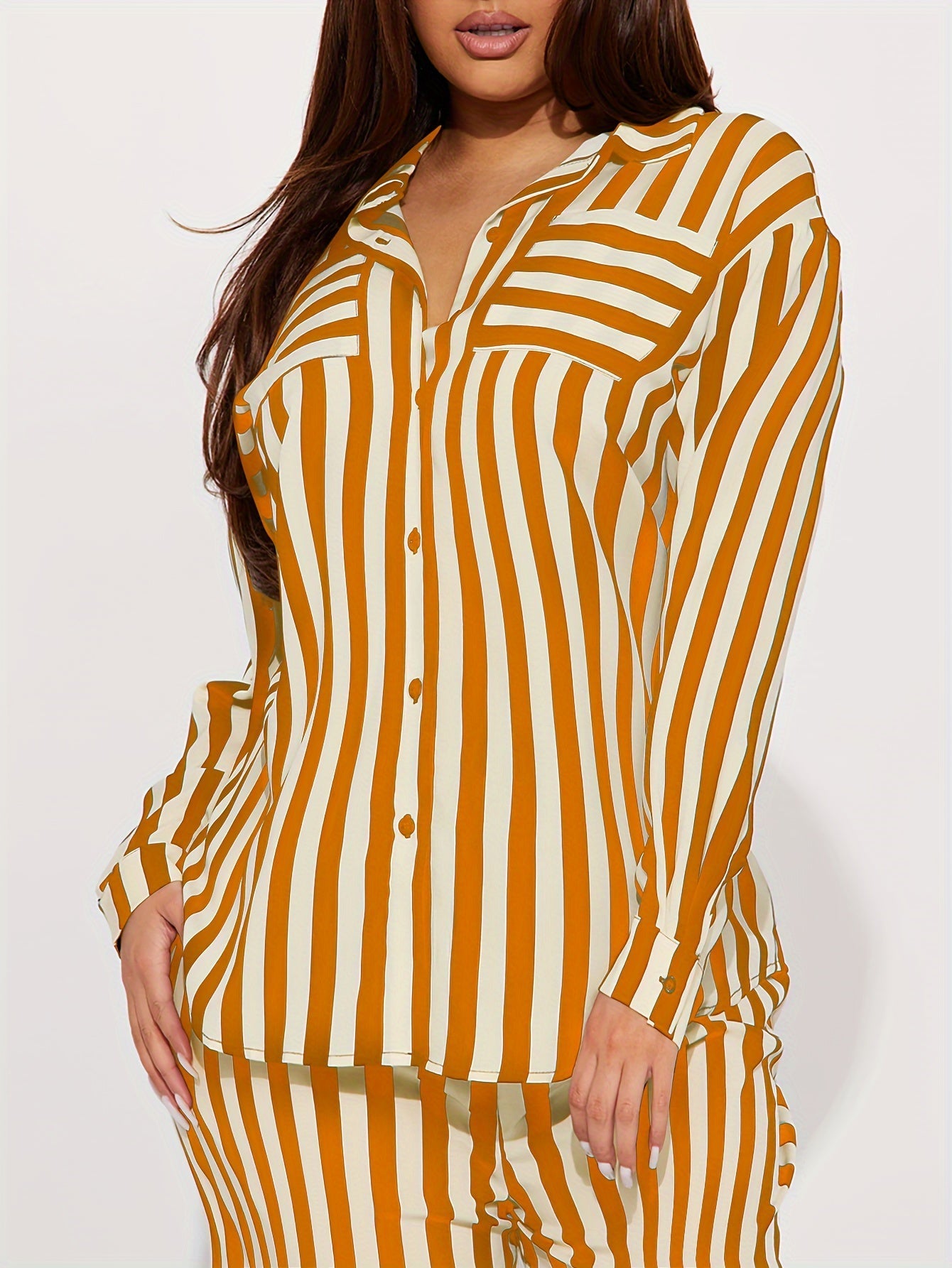 Ensemble composé d'une chemise rayée à manches longues et d'un pantalon large