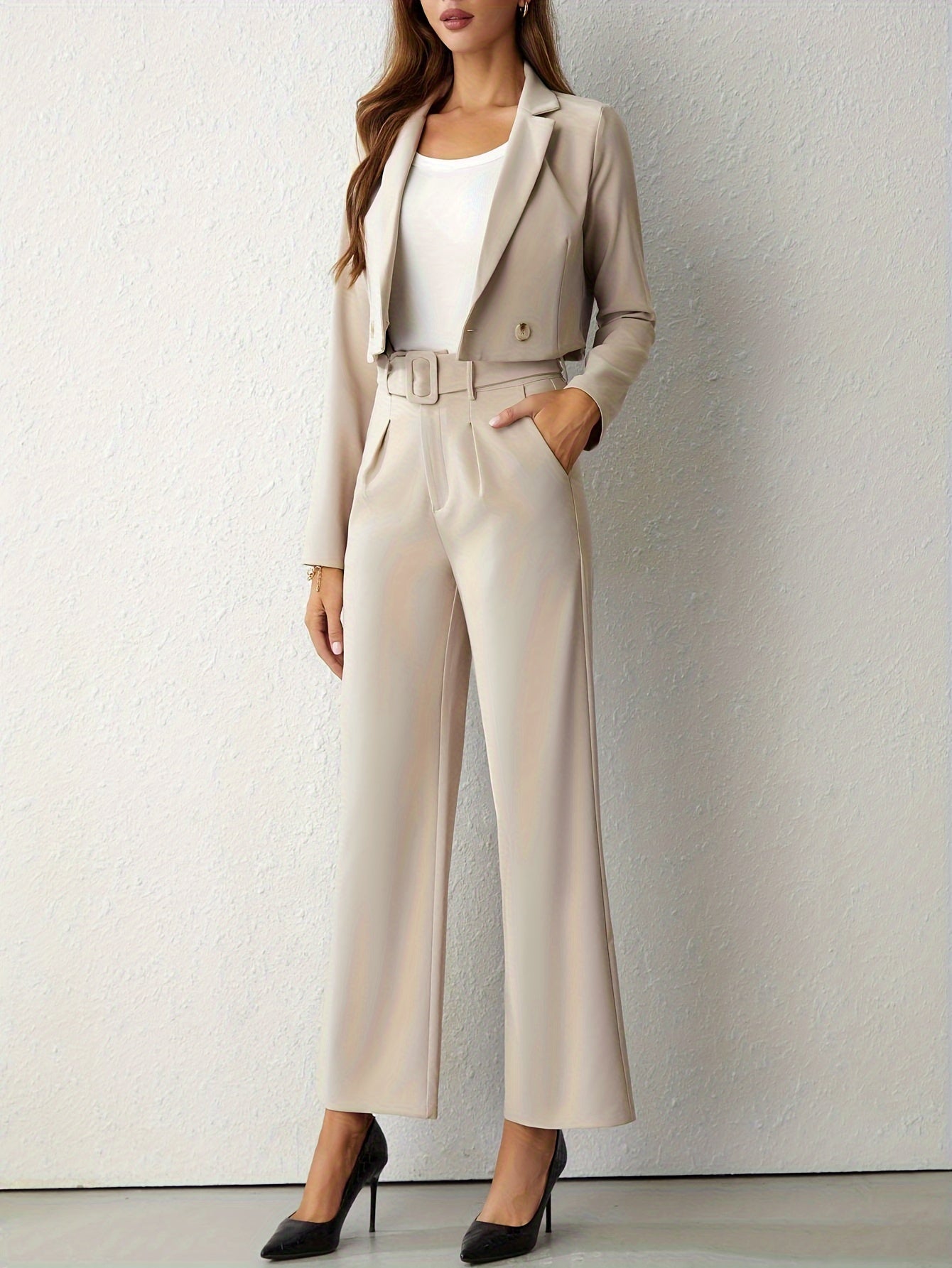 Élégant blazer à revers beige et pantalon droit