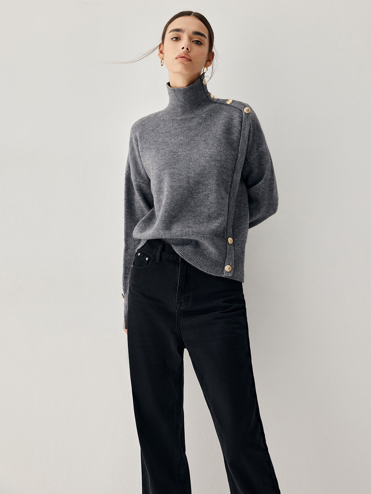 Pull gris à motif bouton