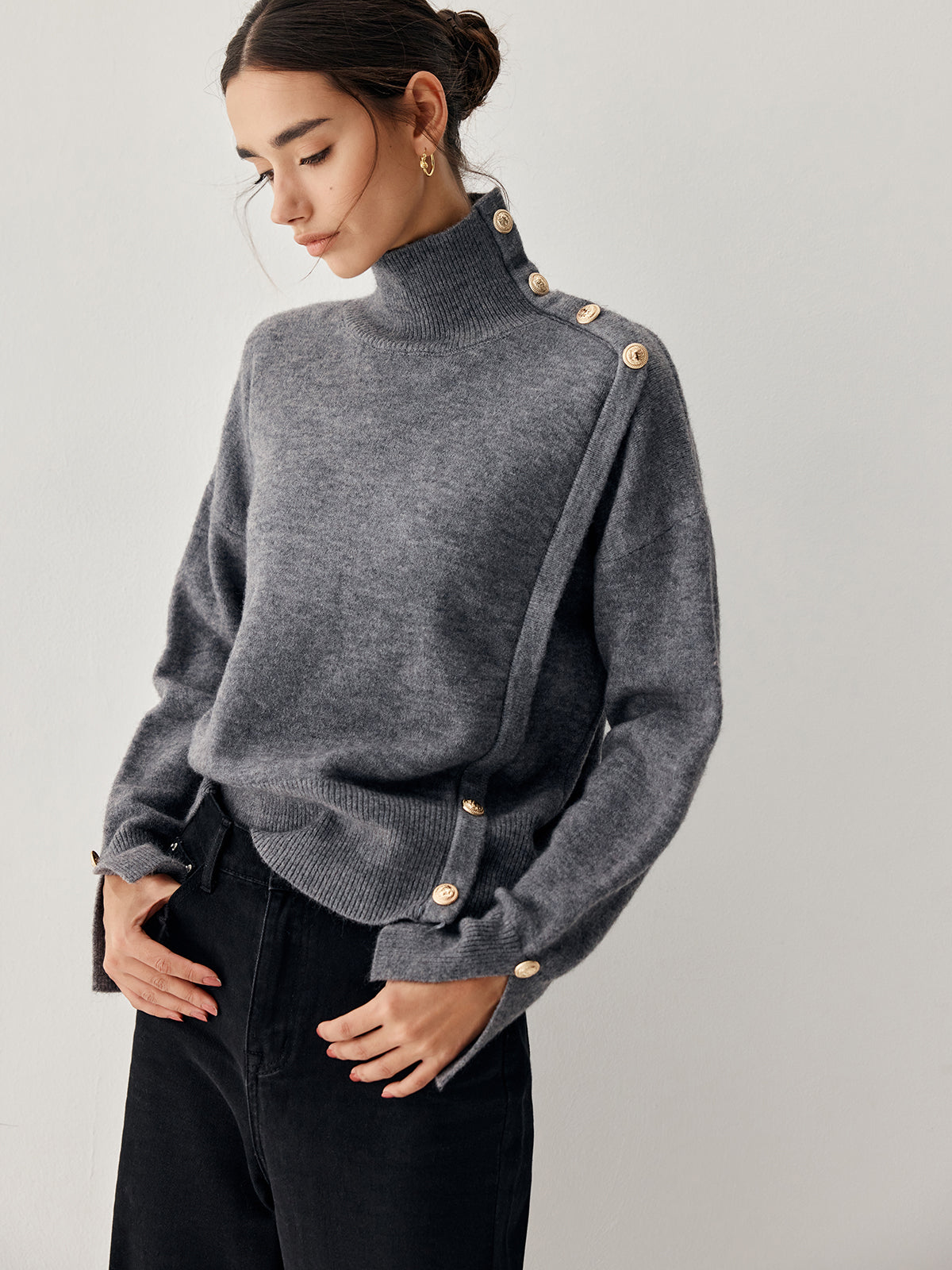 Pull gris à motif bouton