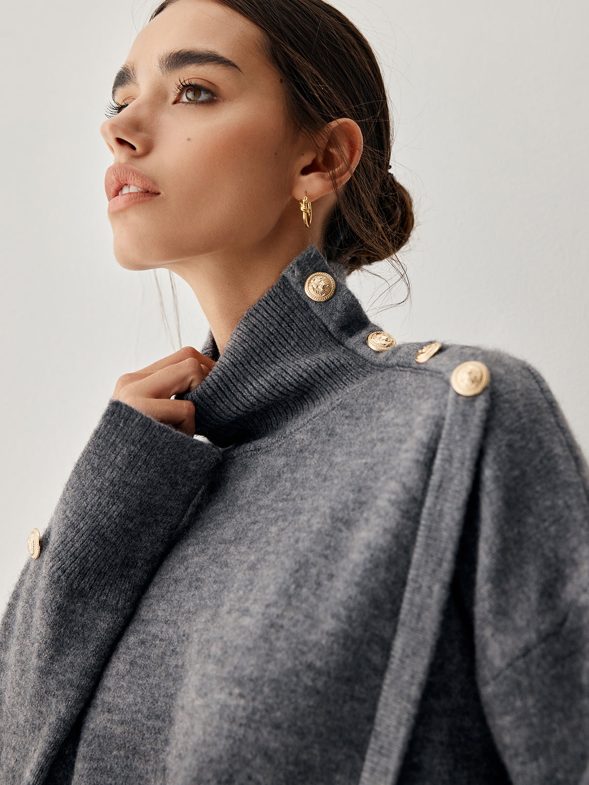 Pull gris à motif bouton