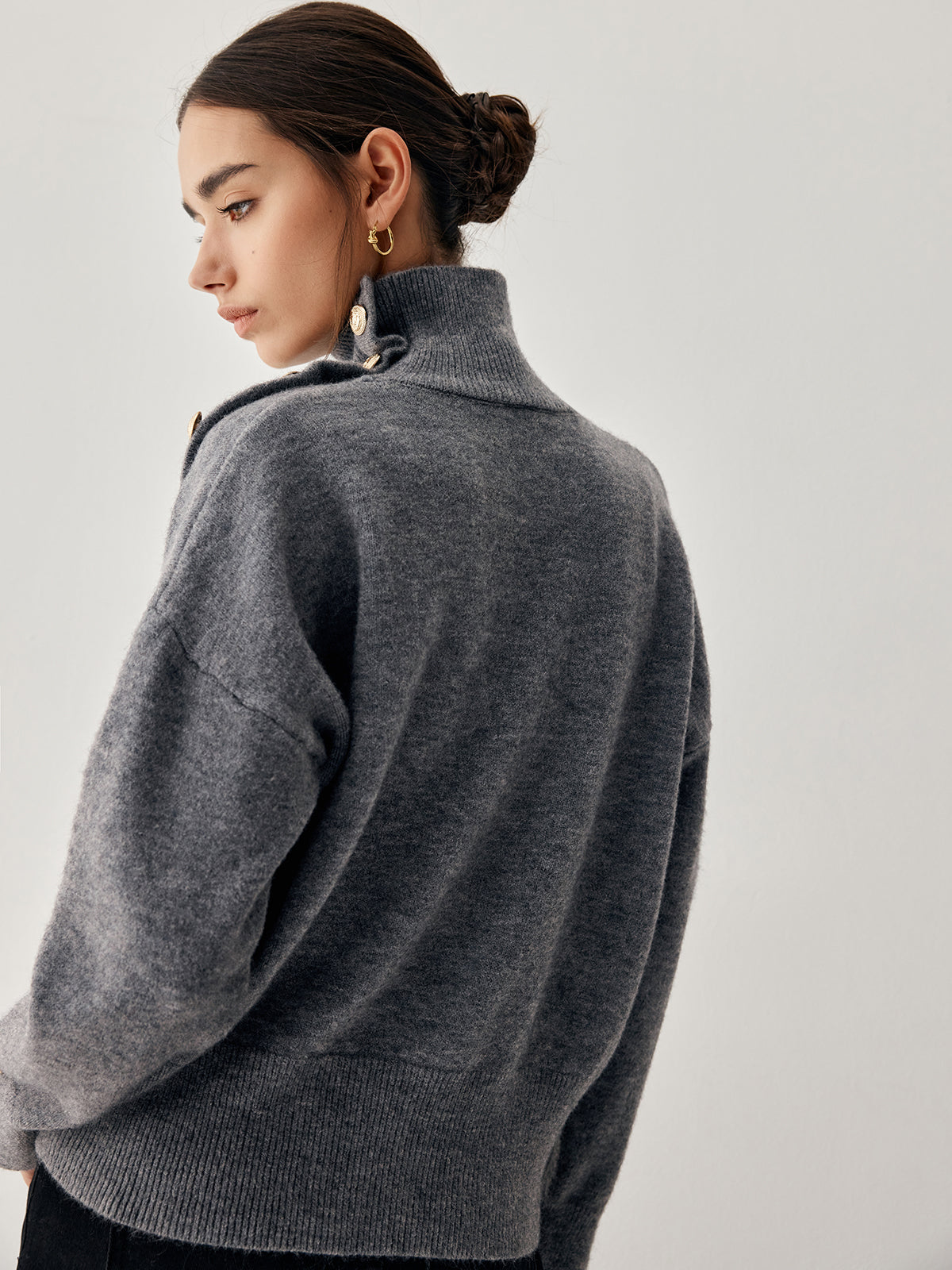Pull gris à motif bouton