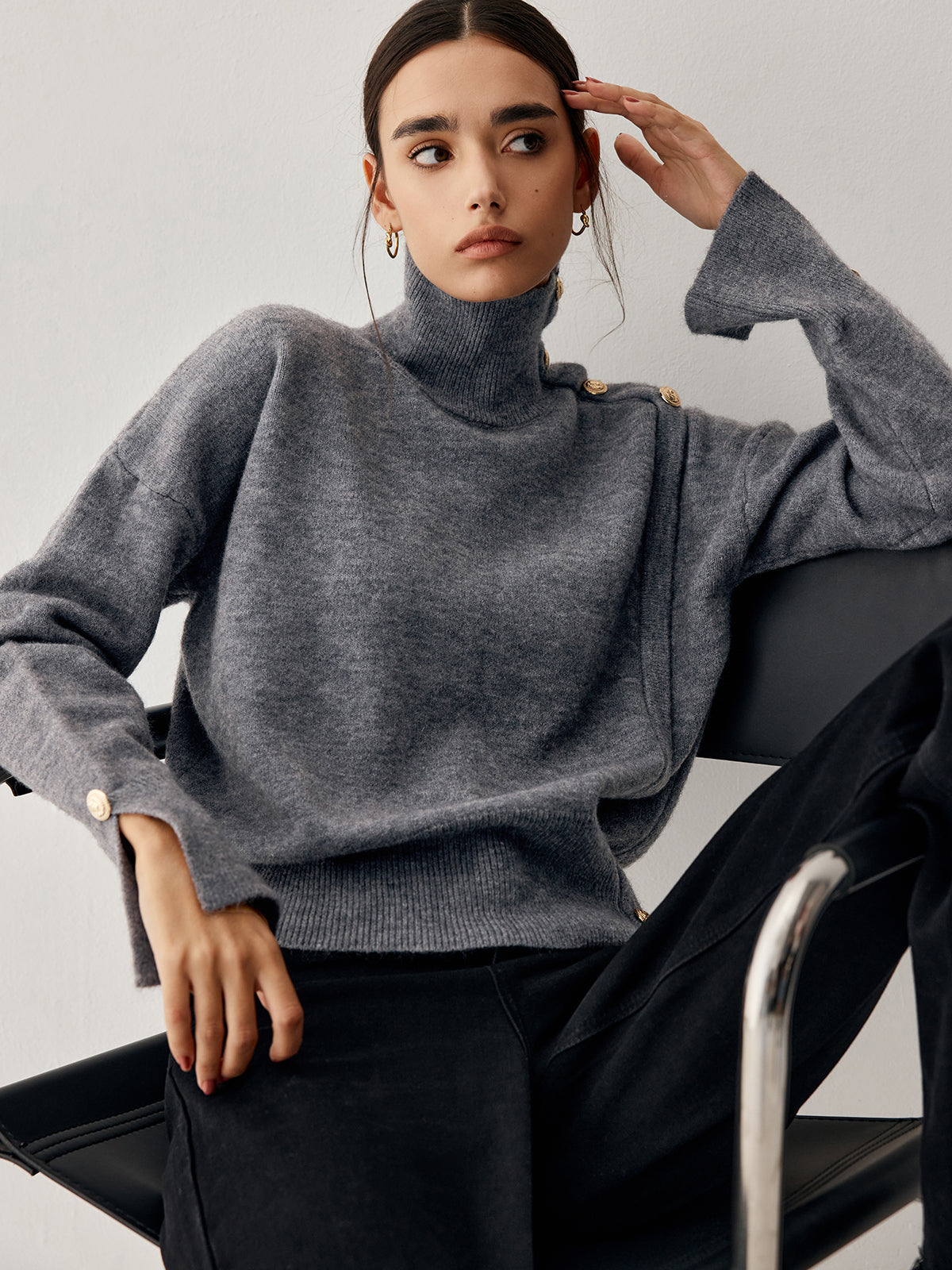 Pull gris à motif bouton